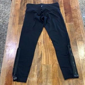 lululemon Sz 6 Black Capri Pant w/ Zipper Detail